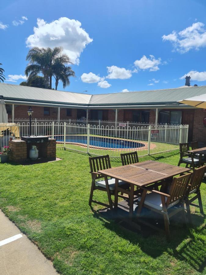 קובראם Regency Court Motel מראה חיצוני תמונה